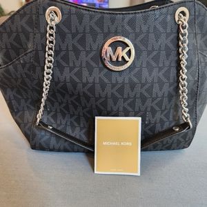 Pre-Owned Michael Kors Jet Set Travel Black with Grey Signature Leather Chain